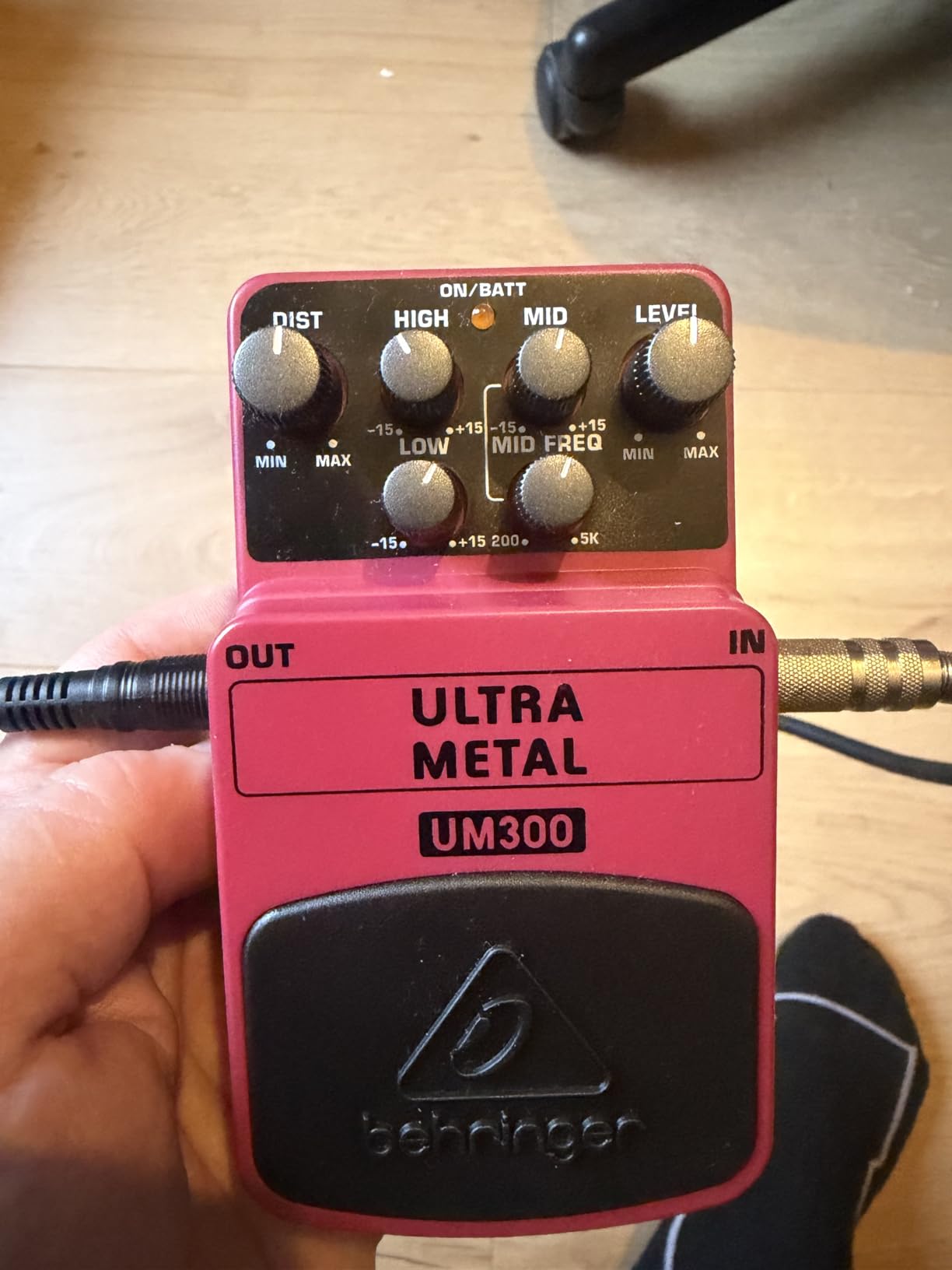 Behringer UM300 pédale distortion guitare Ultra Metal