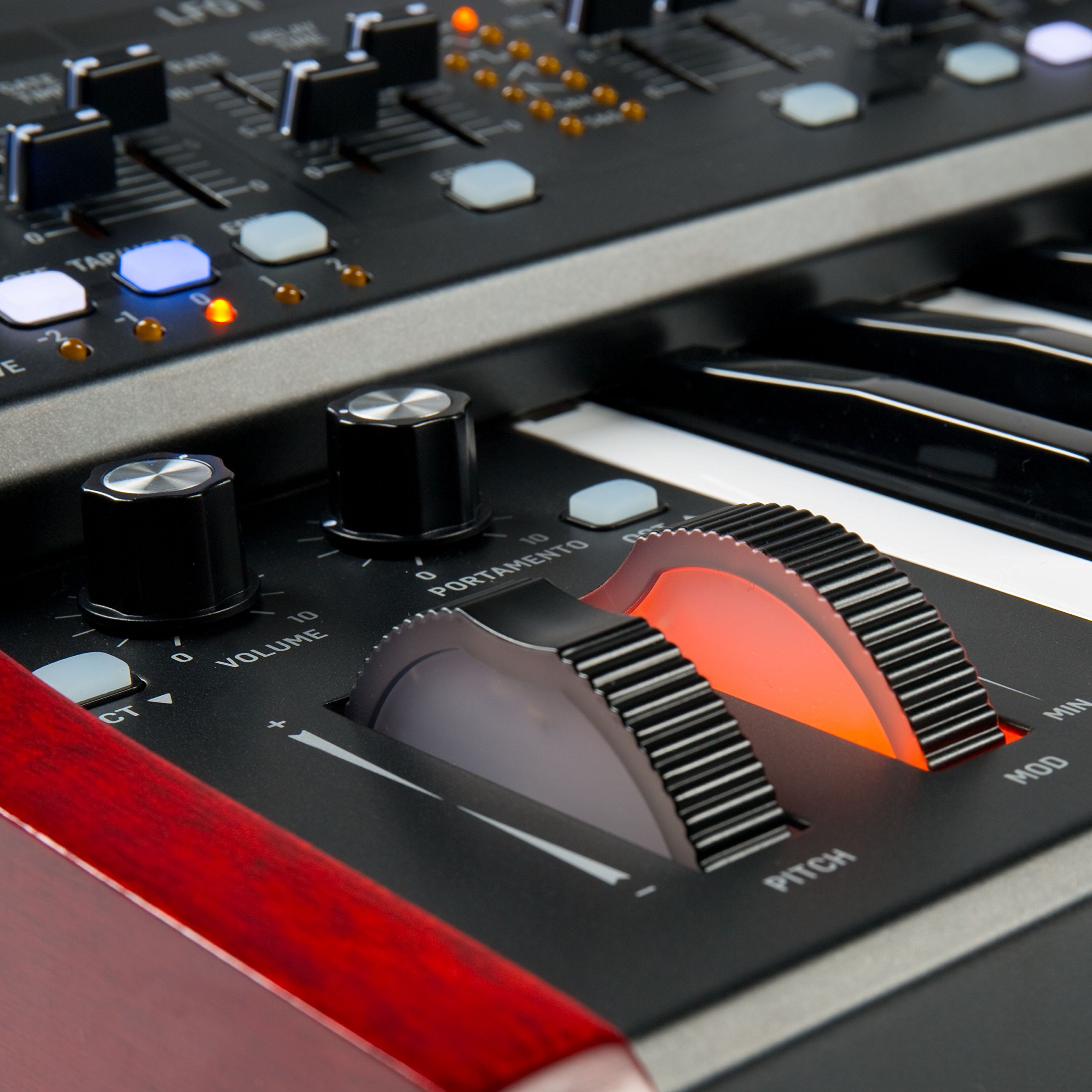 Behringer DeepMind 12 synthé analogique 49 touches