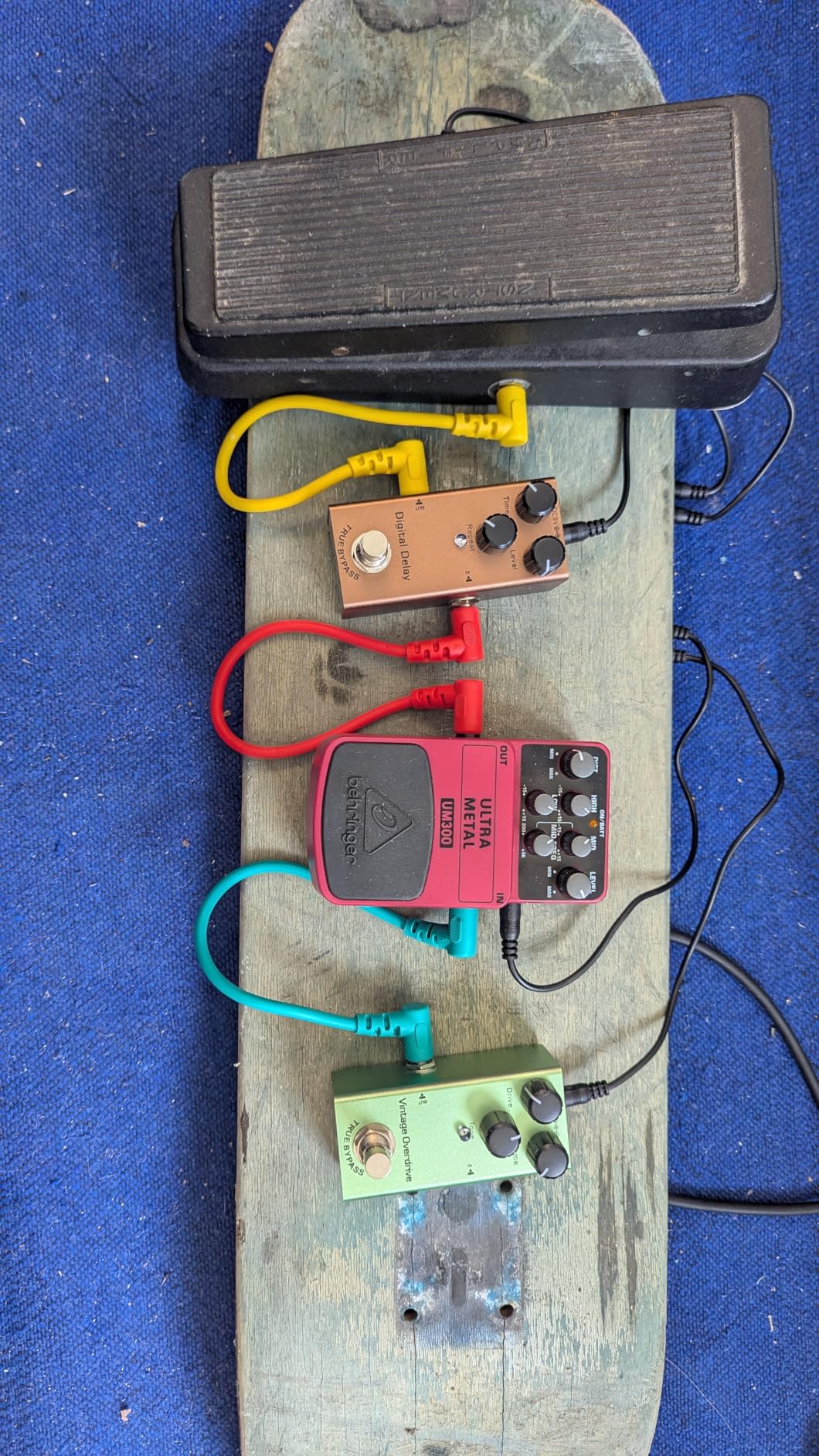 Behringer UM300 pédale distortion guitare Ultra Metal