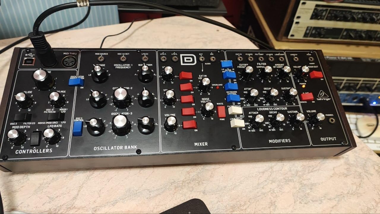 Behringer Model D synthétiseur analogique 3 VCO Eurorack
