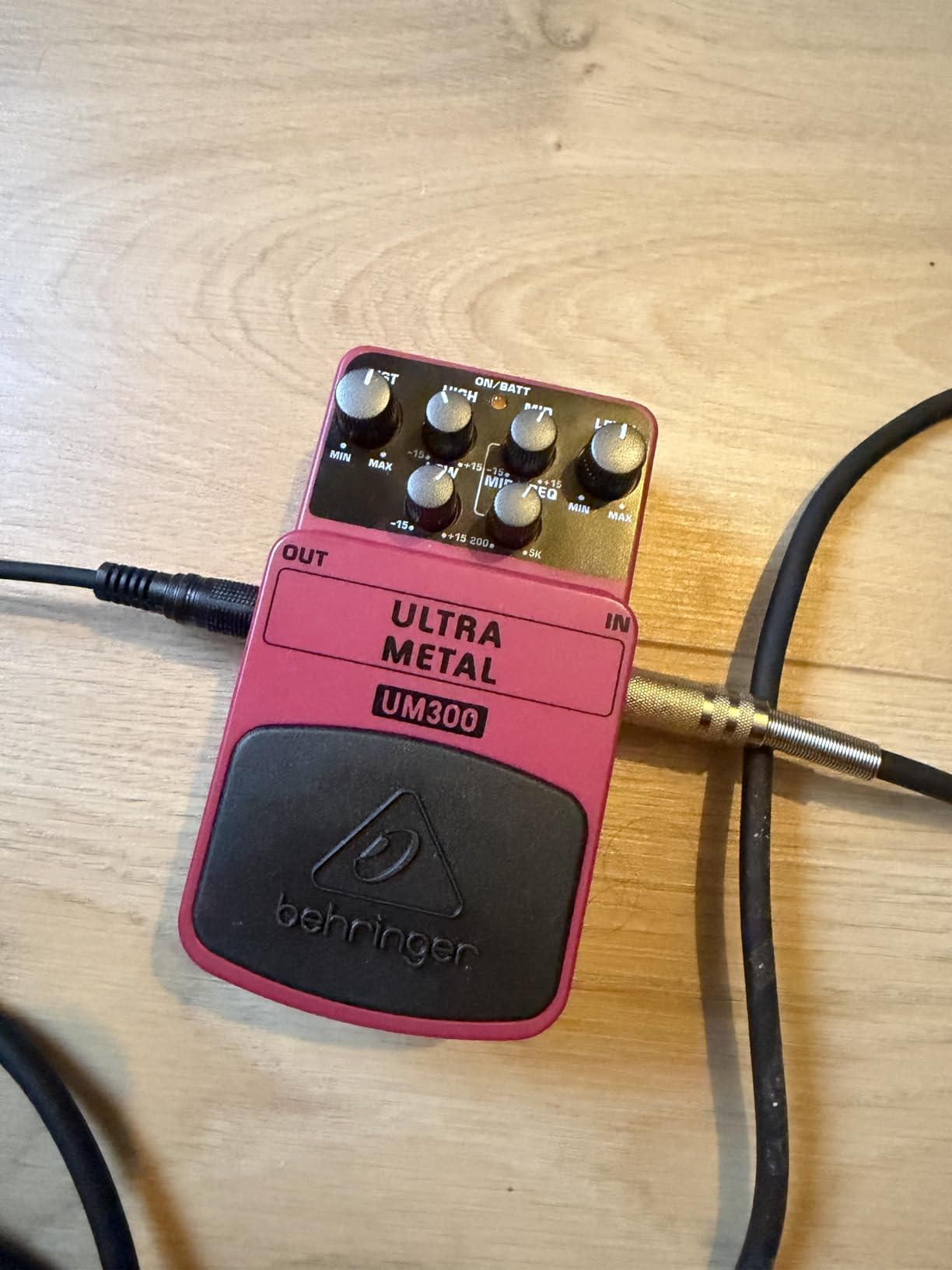 Behringer UM300 pédale distortion guitare Ultra Metal