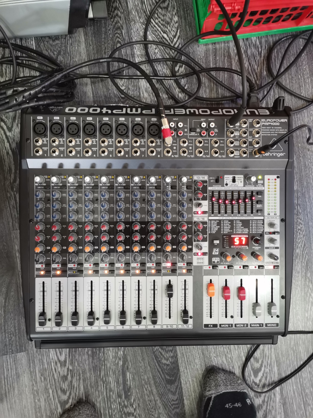 Behringer Europower PMP4000 table de mixage amplifiée 16 canaux