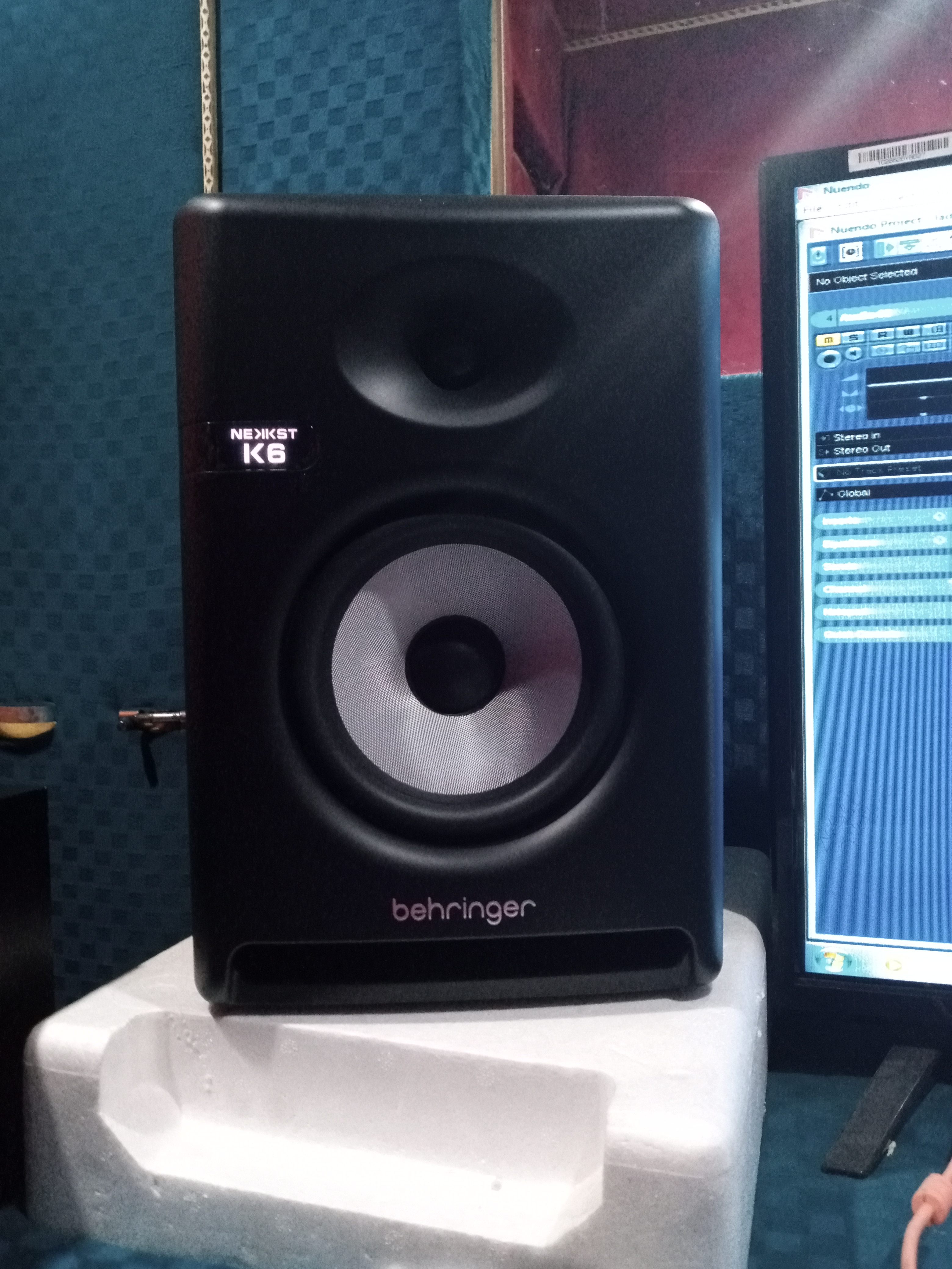 Behringer Nekkst K6 moniteur studio 150W noir