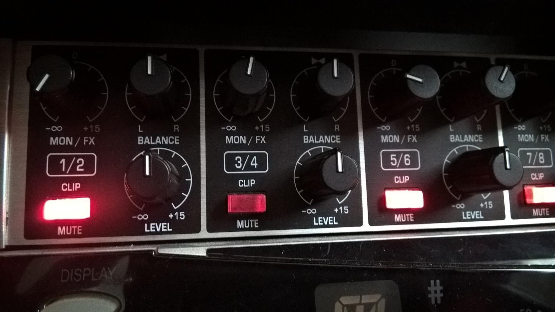 Behringer RX1602 Eurorack mixeur ligne 16 entrées rackable noir